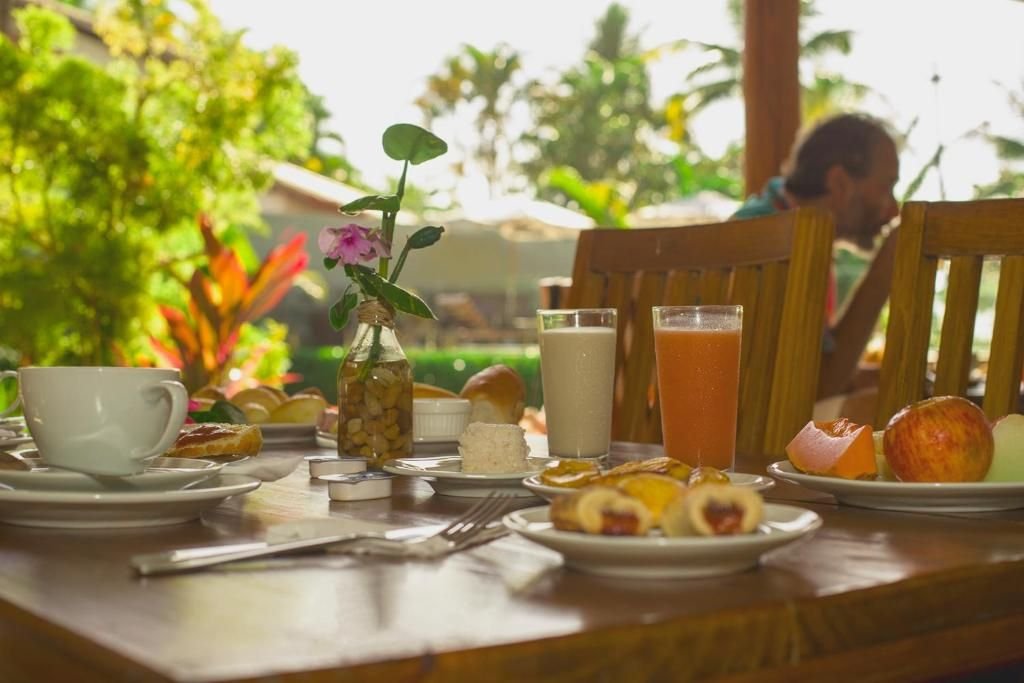 Café da manhã servido à mesa com jardim ao fundo