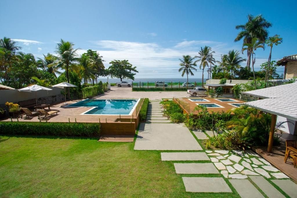 Piscina de borda infinita, hidromassagens em deck e o mar ao fundo